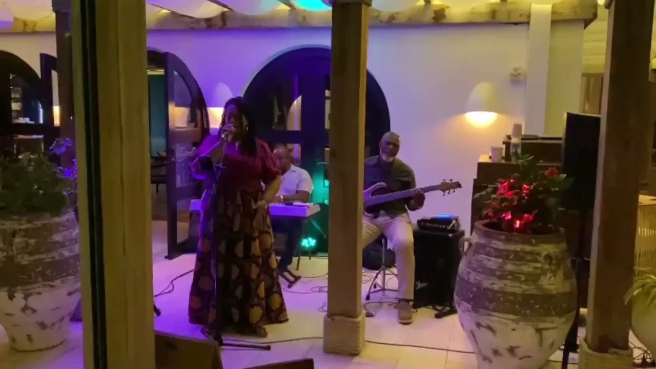 Queen B at Uchu, Cap Juluca